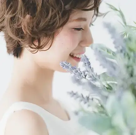 うねり・ぱさつきに悩む女性