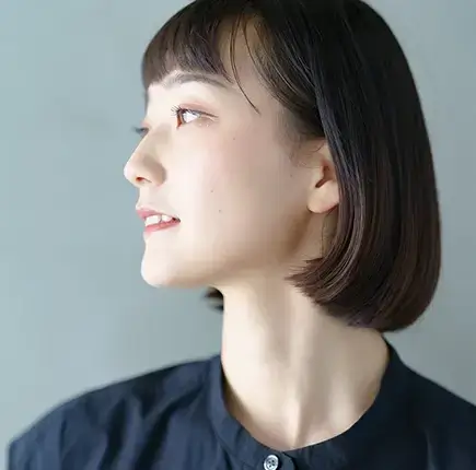 白髪に悩む女性