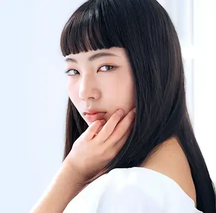 抜け毛に悩む女性